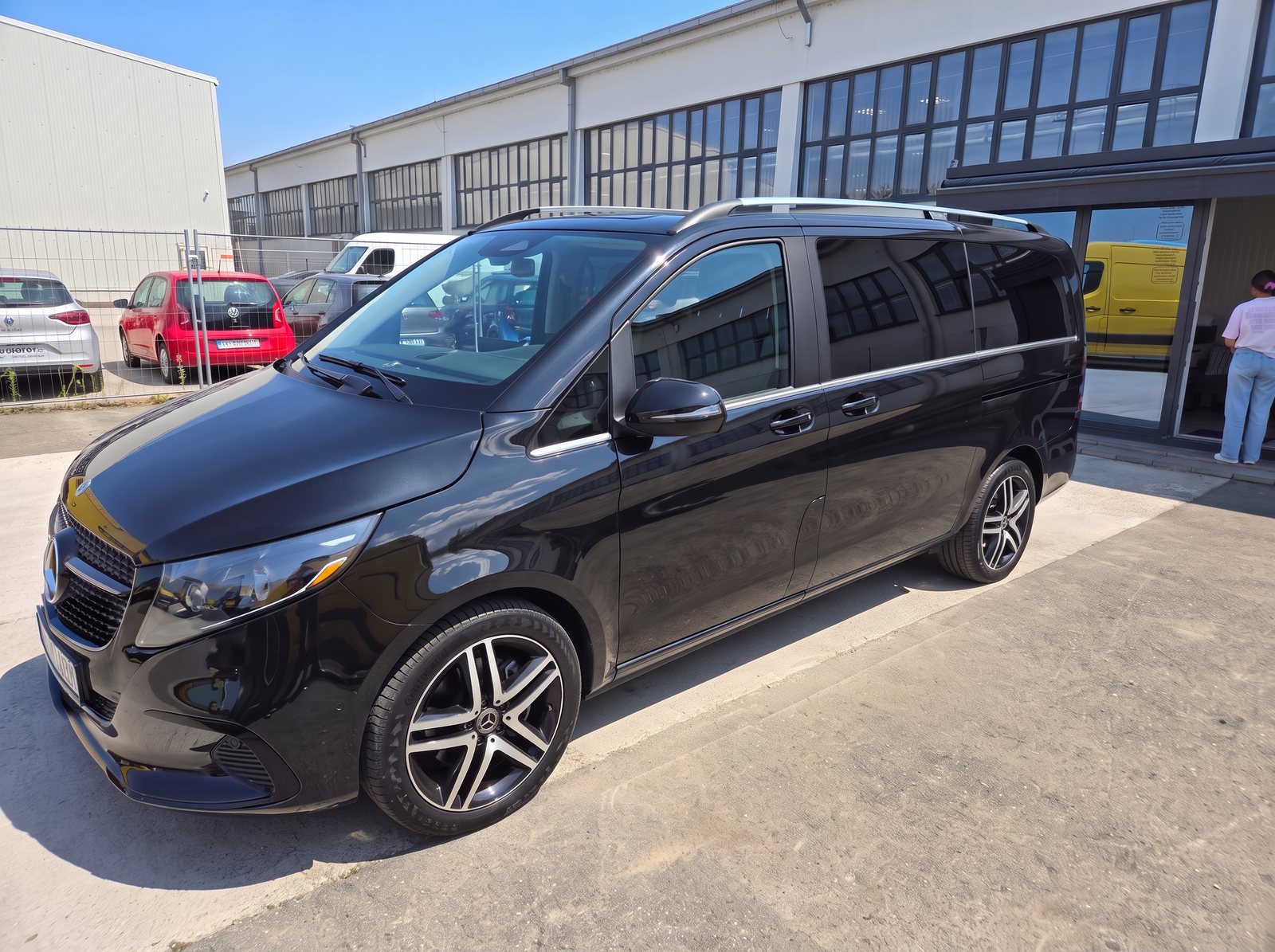 Black Mercedes V 200 Avantgarde Long from the SK Norma usluge fleet